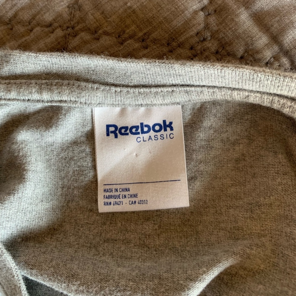 Grey Vintage Reebok 90s/ 2000s classic t-shirt with bold graphic - Picture 3 of 4